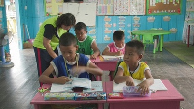 字幕:海岸後退で小学校の児童4人に 気候変動「最前線」の村 タイ