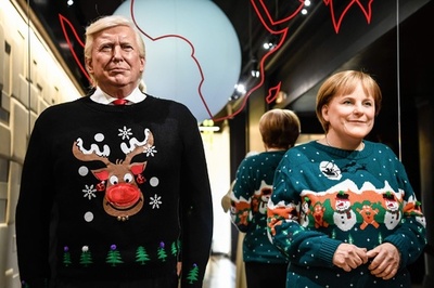仏のろう人形館、各国首脳や俳優がクリスマス柄のセーター着て登場