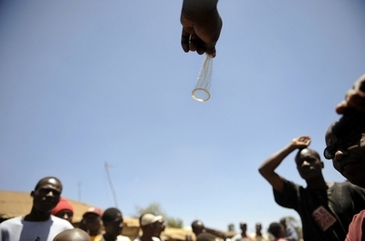 コンドームへの信頼を取り戻せ！ ケニアが品質検査装置を購入