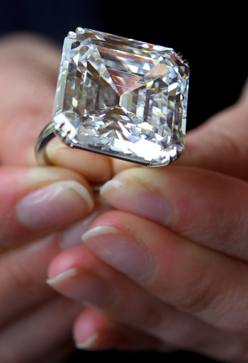 6億円の輝き、52.82カラットのホワイトダイヤモンド競売へ