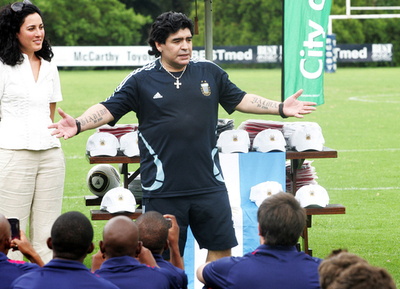 処分明けのマラドーナ監督 南アフリカを視察