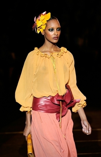 モデルのジョーダン・ダン、子育てからカムバック