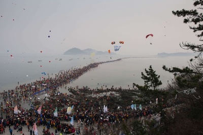 韓国・珍島で海割れ、春の風物詩