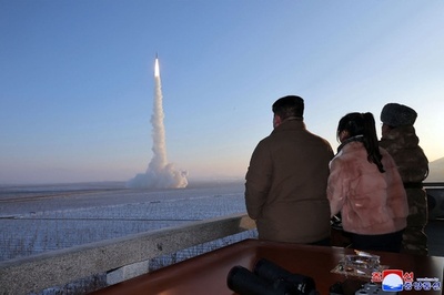 金正恩氏、18日のミサイル発射実験を視察