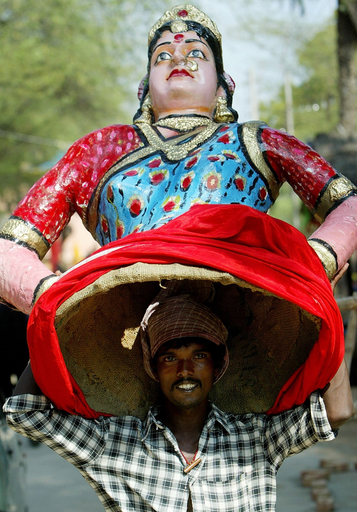 伝統文化を披露する民族フェスティバル開催 - インド