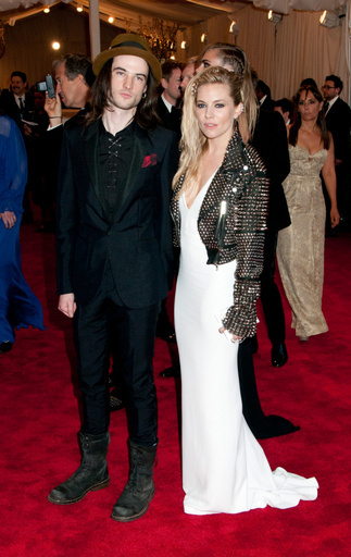 「バーバリー」新キャンペーン、シエナ・ミラー&トム・スターリッジを起用