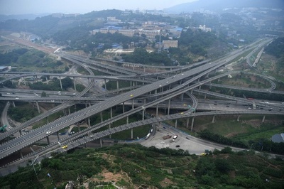 複雑すぎる立体交差橋が完工、重慶