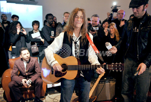 パティ スミスの個展 パリ カルティエ財団現代美術館で開催 写真12枚 ファッション ニュースならmode Press Powered By Afpbb News