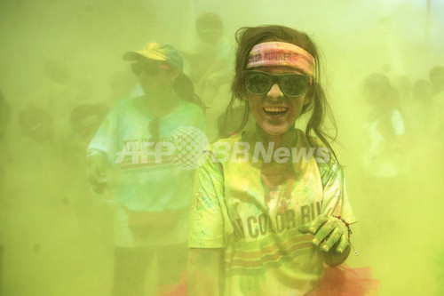 粉まみれで駆け抜けろ コロンビアで カラー ラン 開催 写真13枚 ファッション ニュースならmode Press Powered By Afpbb News