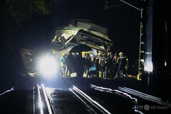 バルセロナ近郊で列車が崩れた擁壁に衝突、1人死亡 スペインで列車事故続く