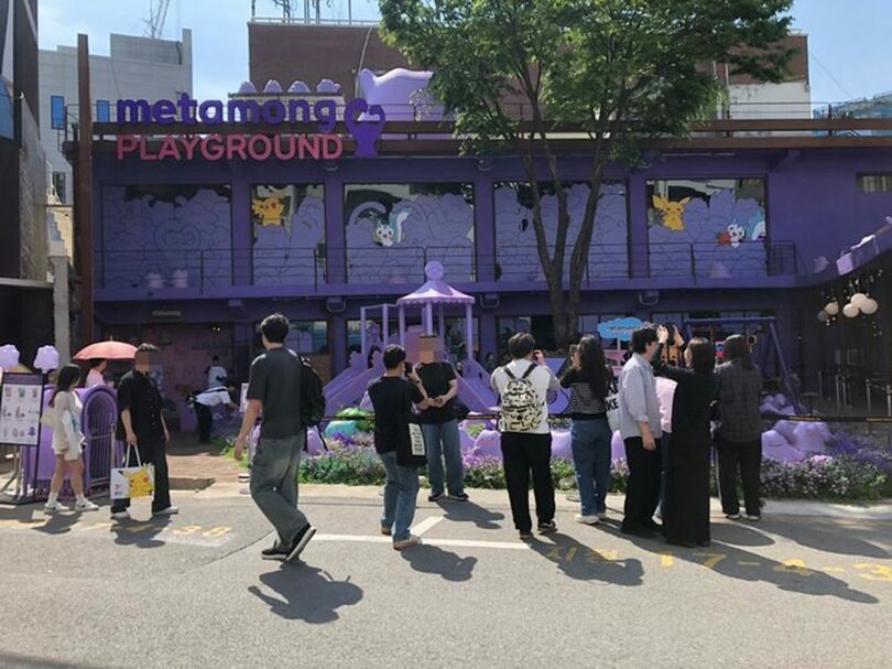 ソウル市城東区のポケモンポップアップイベントを訪れた人々(c)NEWSIS