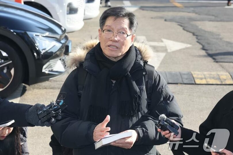 少女像の撤去を求め、元慰安婦を侮辱した疑いで警察の捜査を受けるため、ソウル瑞草警察署に出頭した「慰安婦法廃止国民行動」代表のキム・ビョンホン被告＝2026年2月3日(c)news1