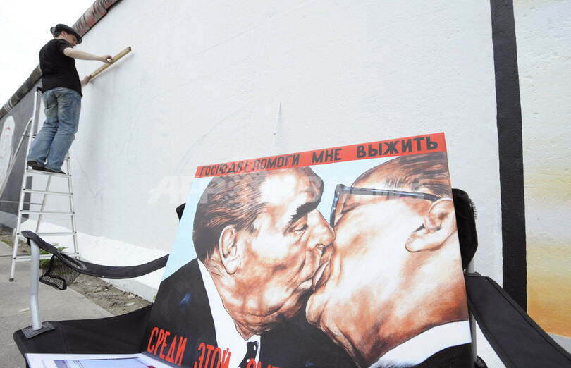 ベルリンの壁に描かれた象徴的なキスシーン 描き直し始まる 写真11枚 国際ニュース Afpbb News