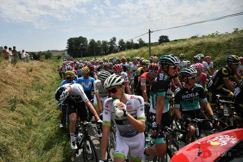 農家の抗議でツールが一時中断、鎮圧用催涙スプレーで選手に被害も