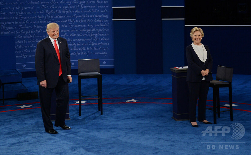 トランプ氏がすぐ背後に… クリントン氏、討論会での「奇行」語る