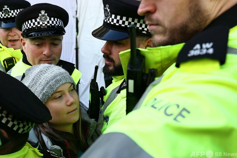 グレタさん、また警察に拘束 英でエネルギー会議に抗議中