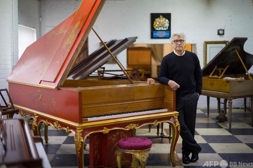 英国王室御用達のピアノ修復家、生涯のコレクションを競売へ