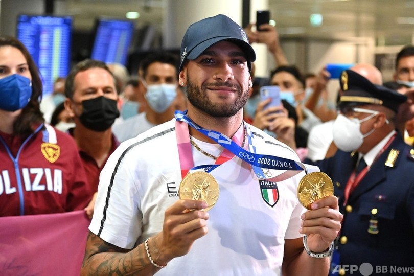 陸上男子100ｍ金ヤコブスが帰国、家族らが熱烈歓迎 イタリア
