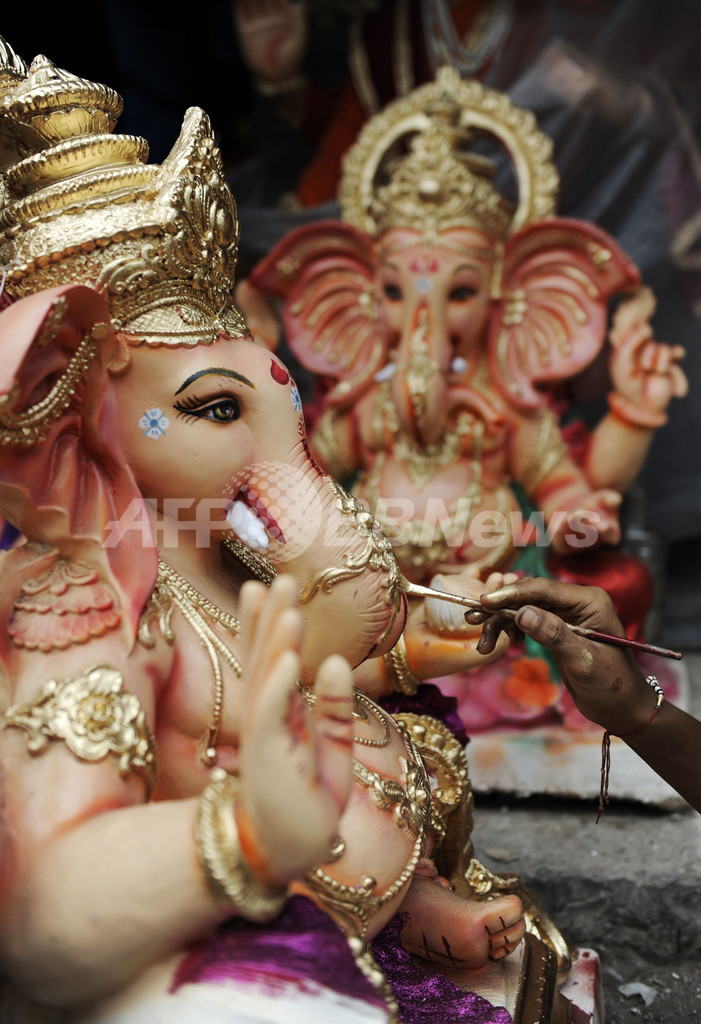 ヒンズー教神のいろんなポーズ描いたインド人画家 強硬派から脅迫受ける 写真11枚 国際ニュース Afpbb News