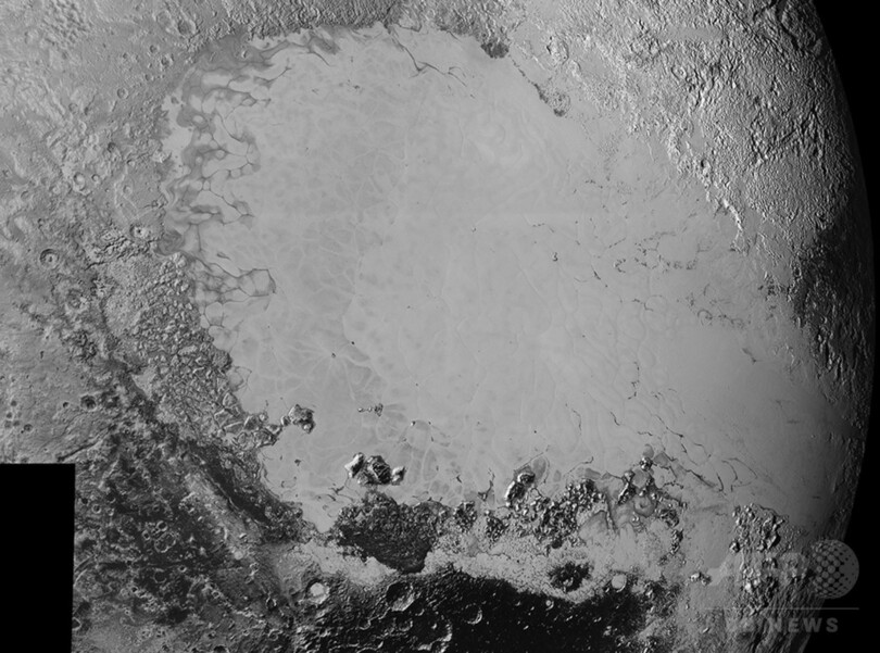 冥王星の新画像、多種多様な地形の存在を明らかに NASA