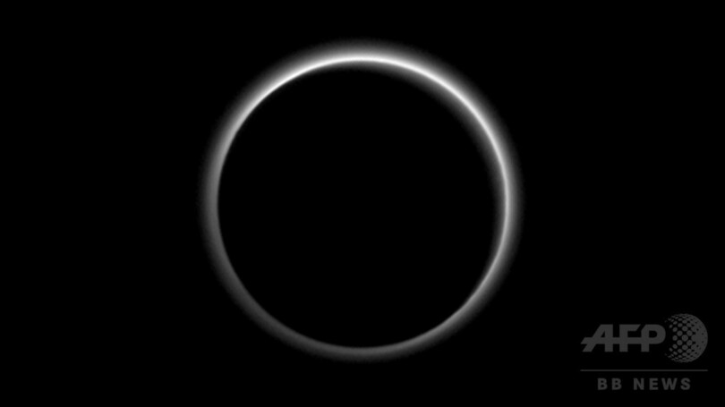 冥王星の表面に流動する窒素の氷河、NASA