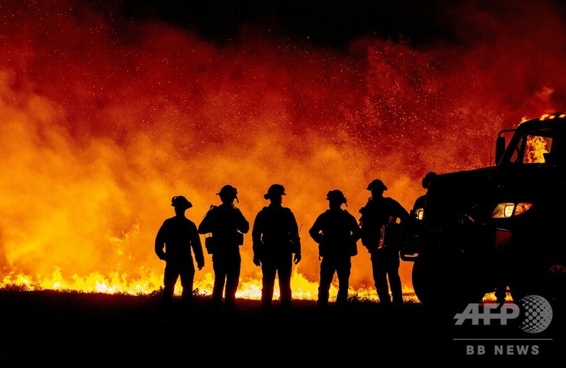 オレンジ色に染まる空、米西部山火事 住宅数百戸焼失