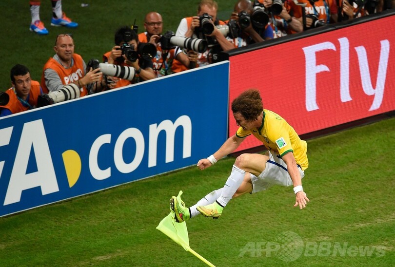 ブラジルがコロンビア下し準決勝へ、ネイマールは負傷し担架で運ばれる