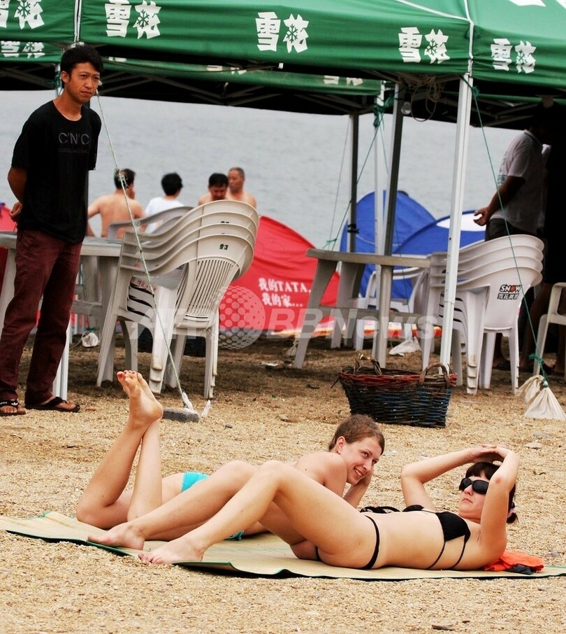 夏はやっぱりビーチ、中国・大連も大にぎわい