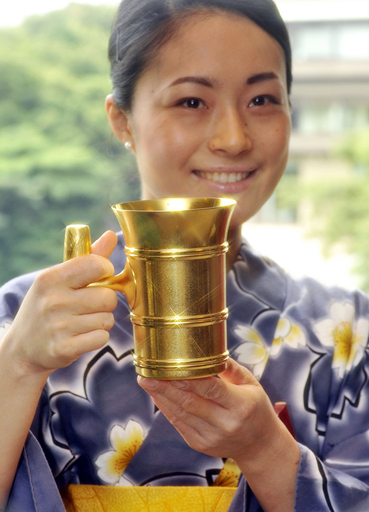 純金製ビールコップで一杯いかが？ 価格は480万円！ 写真8枚 国際