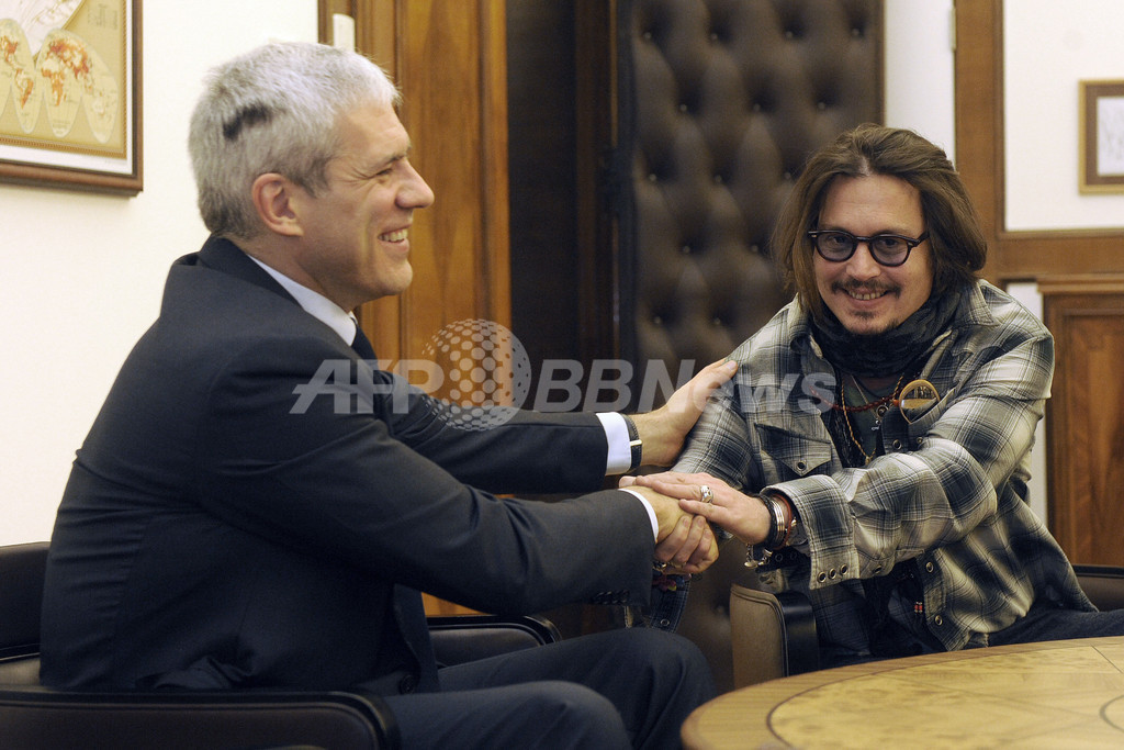 ジョニー・デップ、セルビア大統領と面会 ジョニー・デップ、セルビア大統領と面会