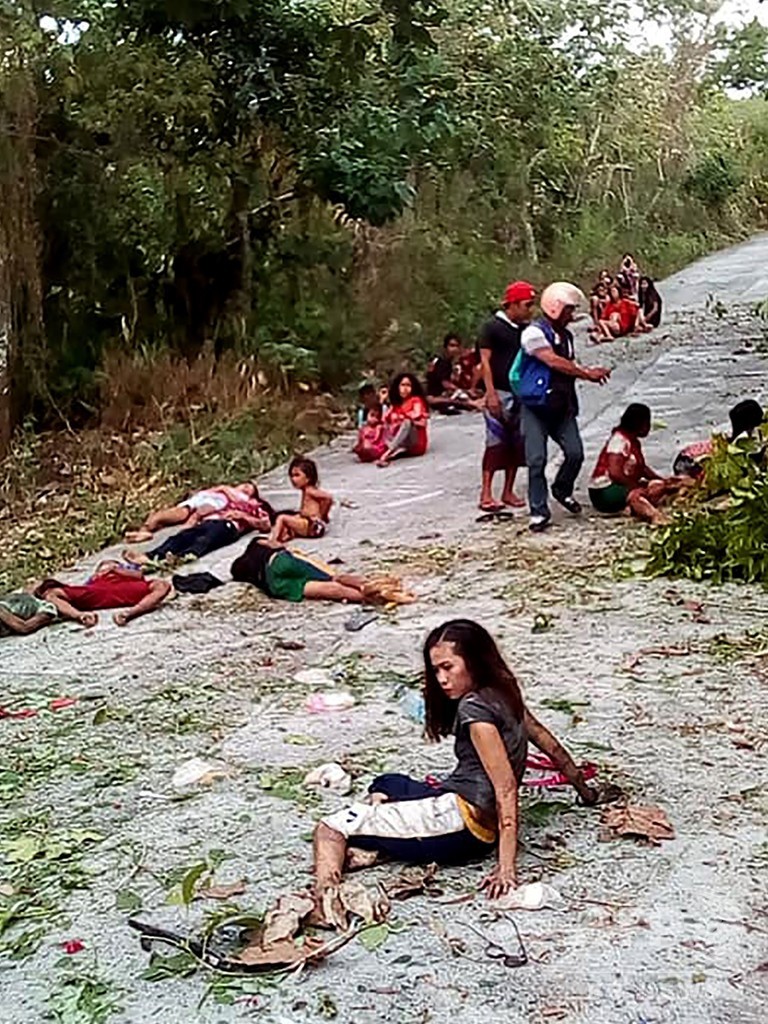 53人乗せたトラック横転、結婚申し込まれたばかりの女性ら13人死亡 比 53人乗せたトラック横転、結婚申し込まれたばかりの女性ら13人死亡 比