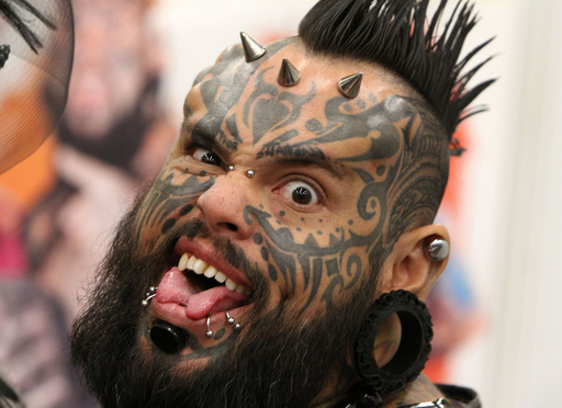 顔にも尻にもスキンヘッドにもタトゥー！ 独フランクフルト 写真14枚