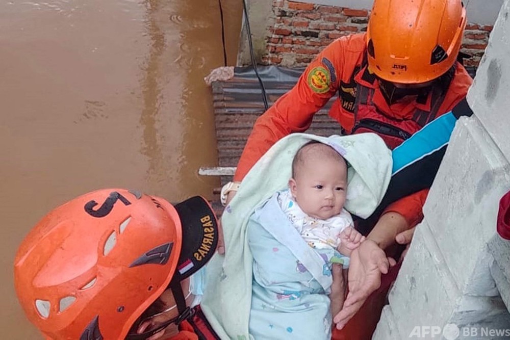 インドネシアの首都ジャカルタで洪水、1300人以上避難