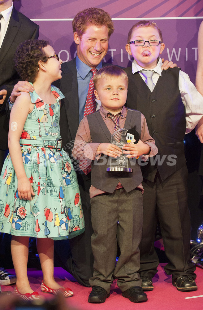 ヘンリー王子、チャリティイベントに出席 全裸スキャンダルでジョークも 写真5枚 国際ニュース:AFPBB News