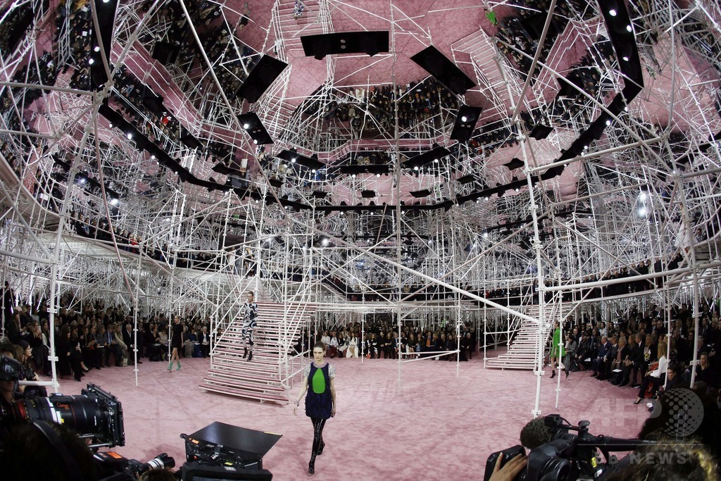 50～70年代の要素を取り入れた新たな女性像を提案、「ディオール」15年春夏オートクチュール