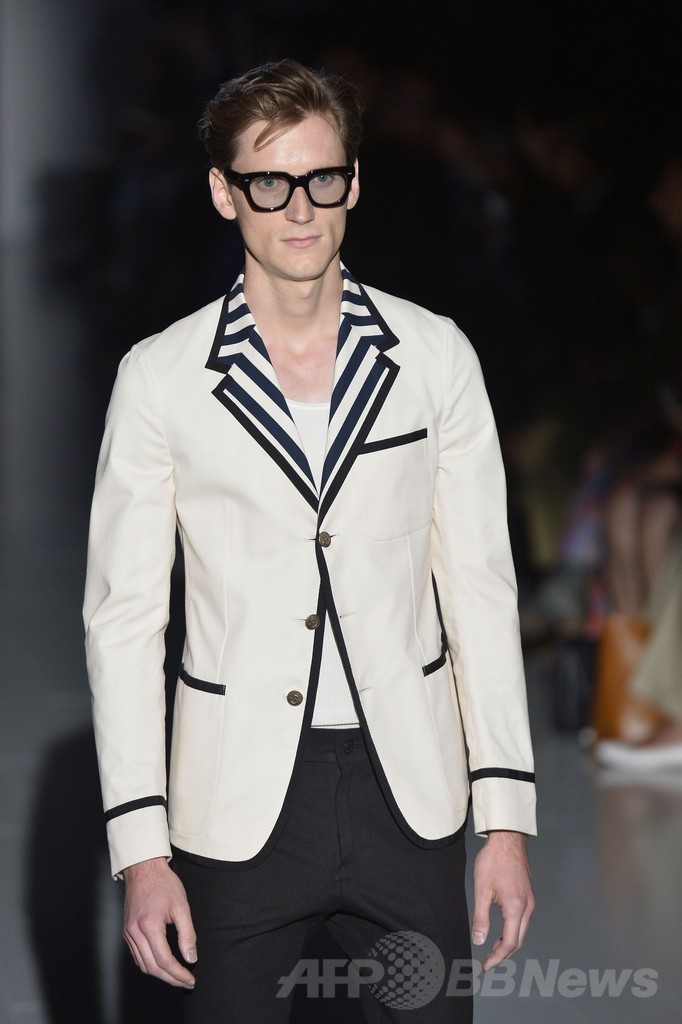 ストライプの差し込み具合で新たなマリンルック表現、「グッチ」15年春夏メンズ