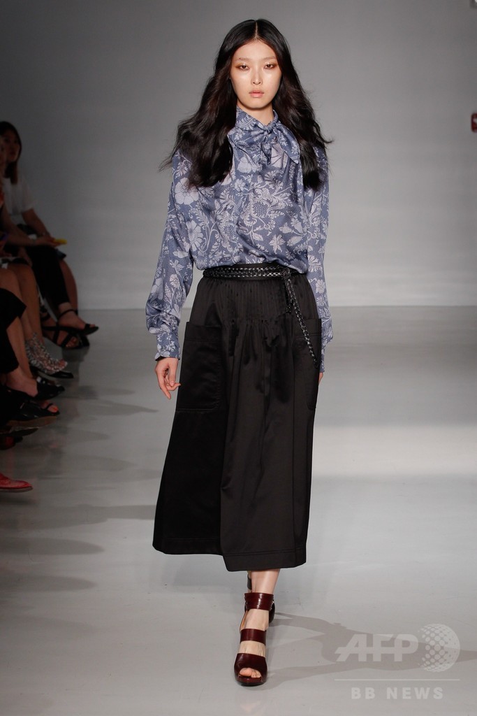 膝下丈のスカートでエレガントに、「ジル・スチュアート」15年春夏