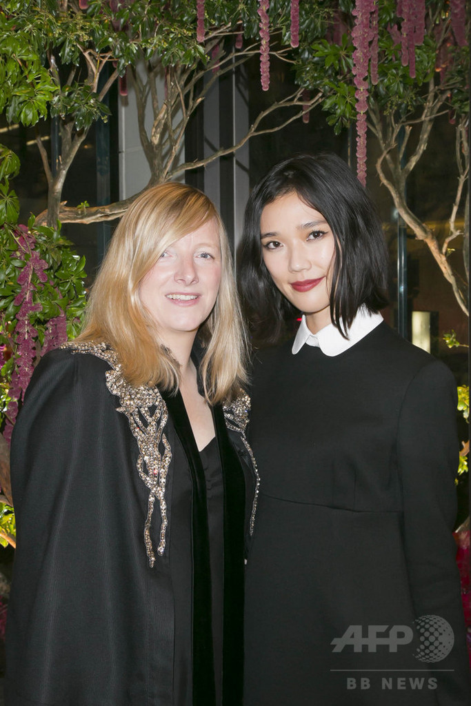 A・マックイーン、旗艦店オープンを祝し盛大なイベント