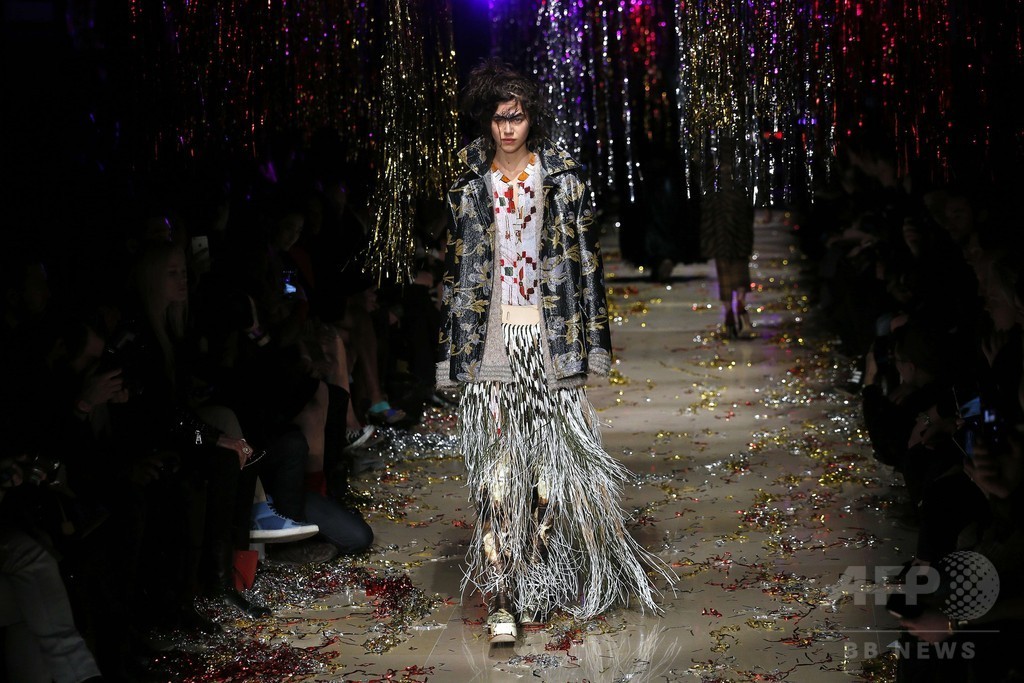 「ユニセックス」にまとう服、「ヴィヴィアン・ウエストウッド ゴールドレーベル」15/16秋冬