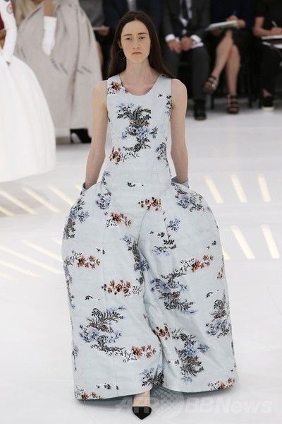 過去の中にあるモダニティー、「ディオール」14/15年秋冬オートクチュール