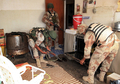 2008年4月12日、イラク南部バスラ（Basra）で、パトロール中に住宅を捜索するイラク軍兵士。(c)AFP/ESSAM AL-SUDANI