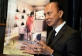福島の伝統的な素材を使って制作した靴を公開したデザイナーのジミー・チュウ（Jimmy Choo、2014年4月18日撮影）。(c)AFP/TOSHIFUMI KITAMURA