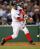 09MLB、ボストン・レッドソックス（%%Boston Red Sox%%）対オークランド・アスレチックス（%%Oakland Athletics%%）。試合はレッドソックスが5-2で勝利した。写真は3回、2点適時打を放つレッドソックスのジェイソン・バリテック（%%Jason Varitek%%）。（2009年7月7日撮影）(c)AFP/Getty Images/Elsa