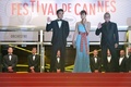 南仏カンヌ（Cannes）で開催中の第66回カンヌ国際映画祭（Cannes Film Festival）で20日、コンペティション部門に出品されている三池崇史（Takashi Miike）監督作『藁の楯』の公式上映が行われ、監督とともに主演の大沢たかお（Takao Osawa）、共演者の松嶋菜々子（Nanako Matsushima）がレッドカーペットを歩いた。この日は、公式上映に先立ち、記者会見とフォトコールも行われた。

写真は、レッドカーペットに登場した（左から）大沢、松嶋、三池監督（2013年5月20日撮影）。(c)AFP/ALBERTO PIZZOLI