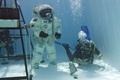 欧州宇宙機関（European Space Agency、ESA）は無重力状態と似たような感覚が得られるとして、宇宙服を着た状態での潜水訓練を行っている。

この訓練はESAと潜水専門会社、仏コメックス（Comex）、さらにアポロ11号（Apollo XI）の打ち上げに使われたエンジンを深海から回収したプロジェクト・チームなどの協力により実施されている。

写真は仏南部マルセイユ（Marseille）にあるプールで宇宙服を着て訓練を行うエルベ・ステブナン（Herve Stevenin）さん（2013年9月2日撮影）。(c)AFP/BORIS HORVAT