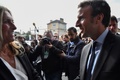 フランス大統領選の候補（当時）エマニュエル・マクロン氏（右）の近くでカメラマンを制止する警護責任者のアレクサンドル・ベナラ容疑者（中央右）。仏西部ルマンで行われた選挙集会にて（2016年10月11日撮影、資料写真）。(c)AFP PHOTO / JEAN-FRANCOIS MONIER