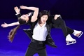 平昌冬季五輪、フィギュアスケートのエキシビションに臨むマイア・シブタニ/アレックス・シブタニ組（2018年2月25日撮影）。(c)AFP/Mladen ANTONOV