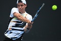 全豪オープンテニス、男子シングルス1回戦。バックハンドを打つアレックス・ボルト（2017年1月17日撮影）。(c)AFP/SAEED KHAN