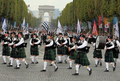 2007年9月23日、パリのシャンゼリゼ（Champs-Elysees）通りで行われたブルターニュ祭（Breizh Touch）のパレードでパフォーマンスをするNew-Brunswick Frederictonのバンド。(c)AFP/PIERRE VERDY