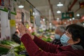 中国南西部の成都の市場でスマホを使って支払いをする女性（2020年11月30日撮影）。(c)NOEL CELIS / AFP